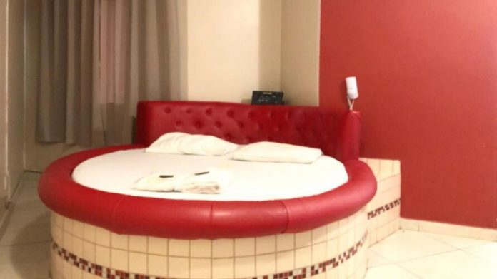 Policial morre durante sexo com 11 mulheres em motel