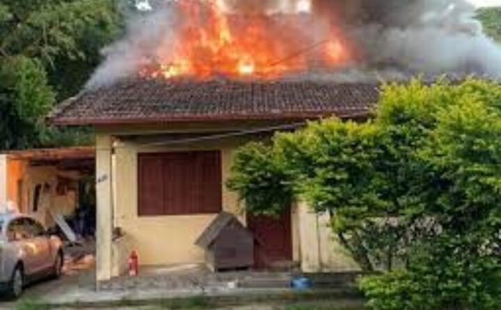 Homem que não aceita fim de romance, toca fogo na casa da ex e acaba ficando com 70% do corpo queimado