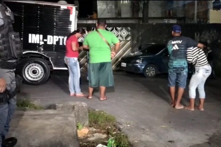 Mãe enlouquece ao ver filho morto a tiros em Manaus; veja o vídeo