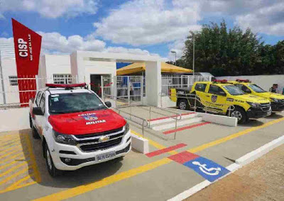 Homem é preso após espancar a mãe e agredi-la com faca