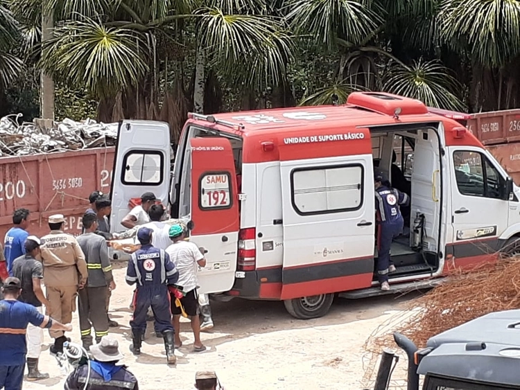 Após 2h soterrado, trabalhador é resgatado com vida em Manaus