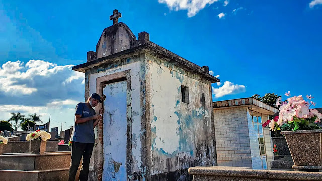 Homem ganha casa após morar 15 anos em sepultura, mas não abandona os mortos