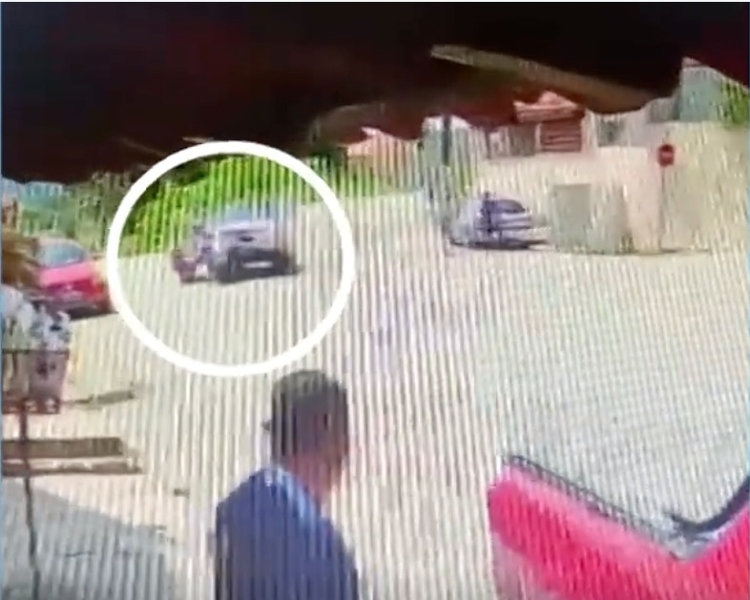 Mulher flagra traição, atropela e arrasta namorado e amante em motocicleta