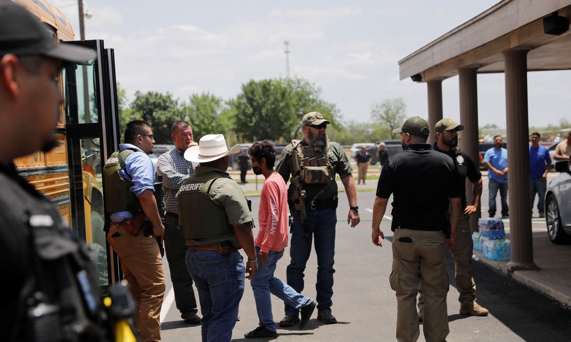 Atirador mata 14 estudantes e um professor em escola primária no Texas