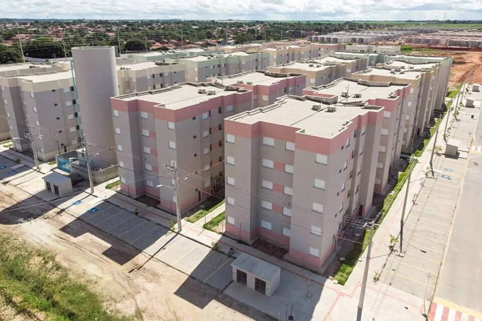 Madrasta é presa após jogar enteado de 6 anos de prédio; menino sobreviveu