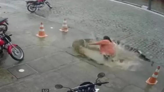 Vídeo: Mulher é ‘engolida’ por buraco enquanto caminhava por calçada