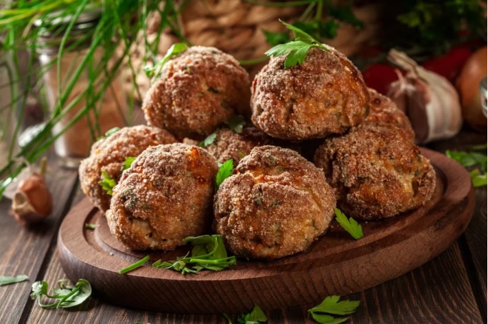 ‘Amiga’ envenena mulher com bolinhos de carne para roubar casa