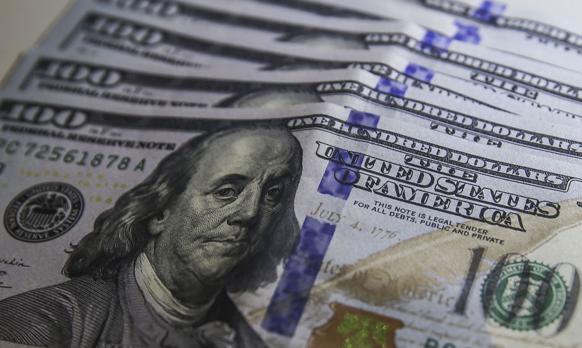 Dólar aproxima-se de R$ 4,80 nesta segunda-feira