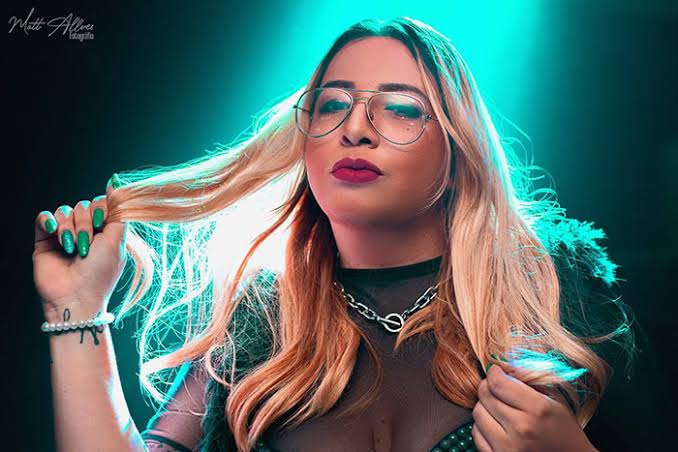 Cover oficial da Marília Mendonça faz show gratuito em Manaus