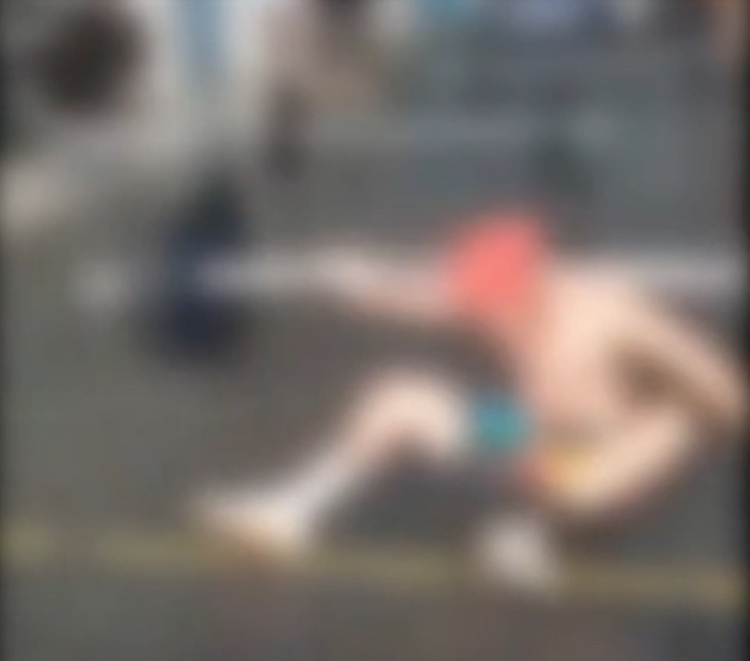 Crossfiteiro desmaia ao deixar barra de ferro cair sobre ele; vídeo chocante