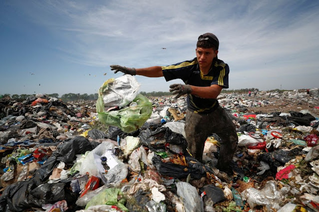 Argentinos sofrem com inflação de 100% e recorrem a lixões para sobreviver