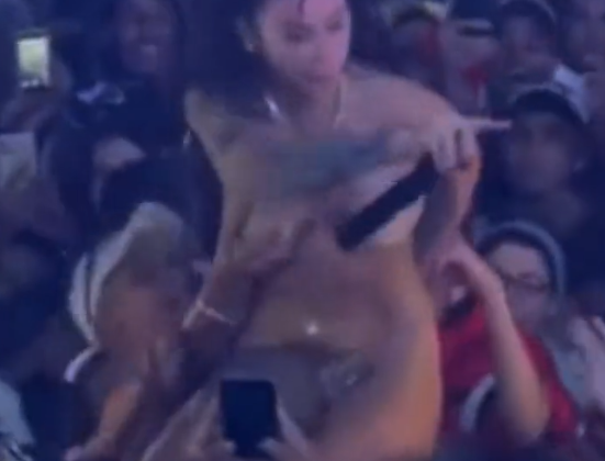 Mc Pipokinha é atacada e público tentar arrancar roupa da cantora em show