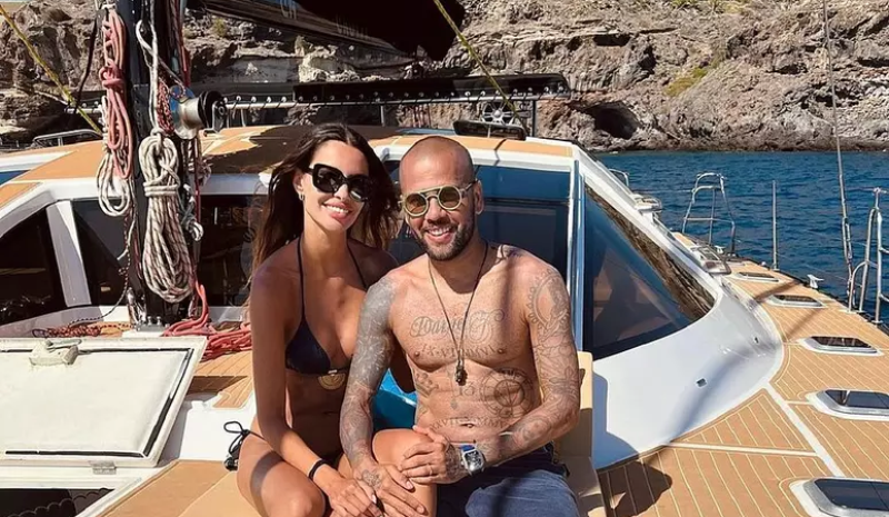 Mulher de Daniel Alves mostra apoio a jogador detido na Espanha