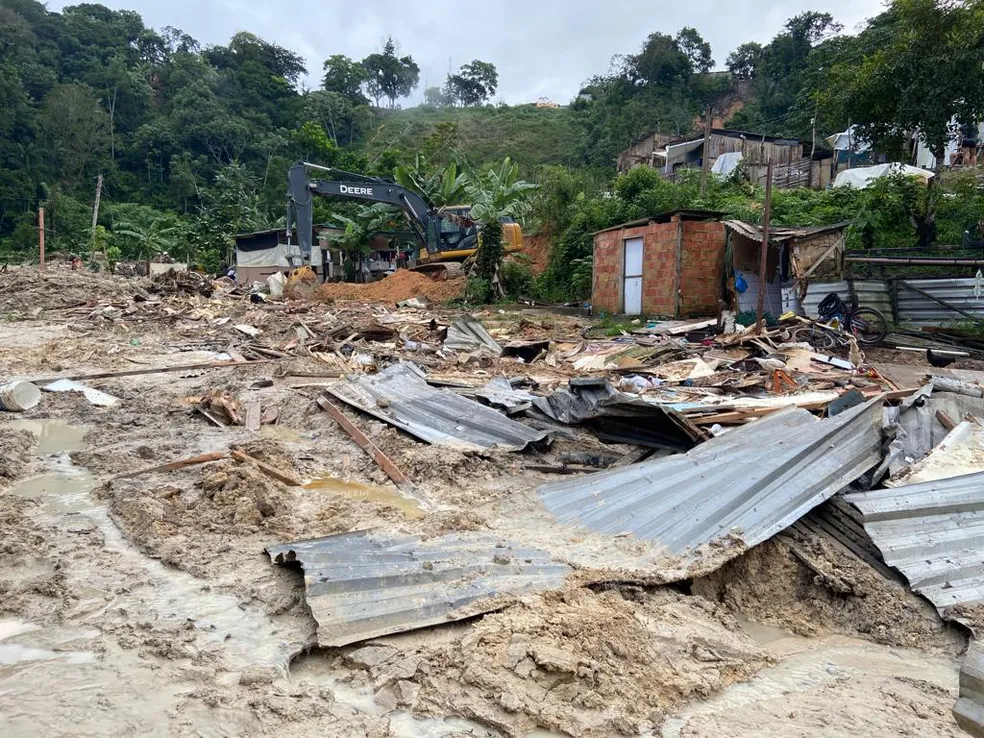Desabrigados após deslizamento são levados para escola de Manaus