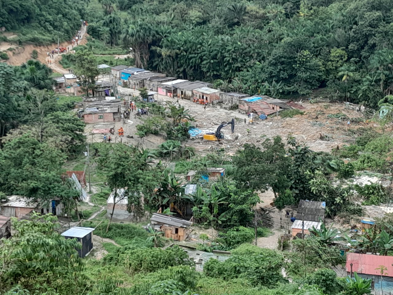 Corpo de Bombeiros continua buscas por desaparecidos em desabamento na zona Leste