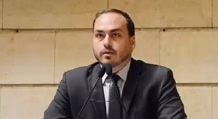 Carlos Bolsonaro perde porte de arma após PF negar renovação para 5 anos