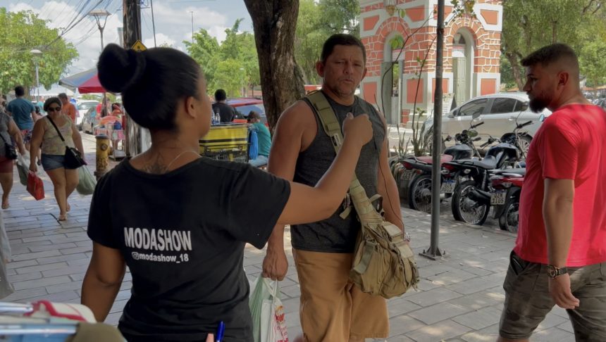 Vendedoras trocam ‘bate palma’ por aceno em rua do Centro de Manaus
