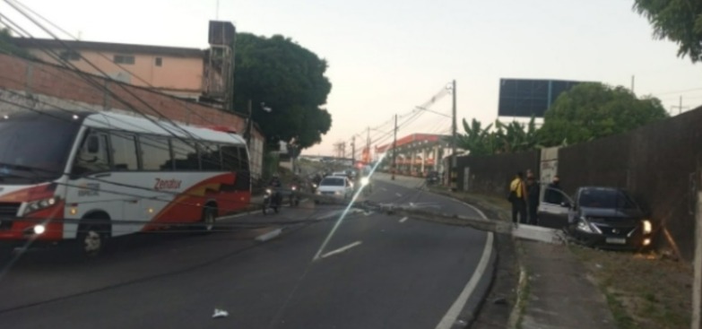 Acidente de trânsito bloqueia parcialmente avenida após motorista perder controle do veículo em Manaus