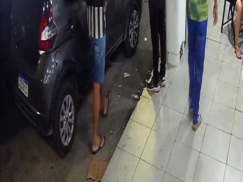 Assaltantes tocam ‘terror’ e dão ‘tapas’ em clientes dentro de lanche em Manaus, VEJA VÍDEO;