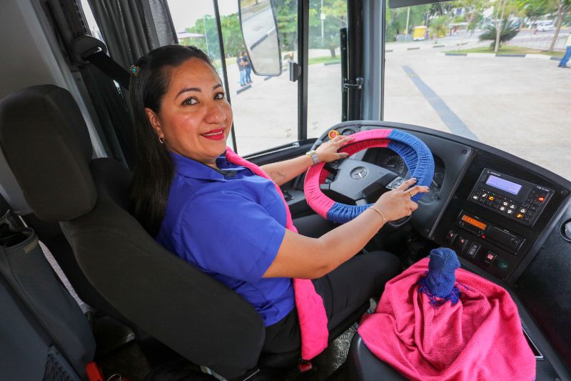 Manaus agora tem 14 novos ônibus e David Almeida anuncia chegada de 110 até o final deste ano