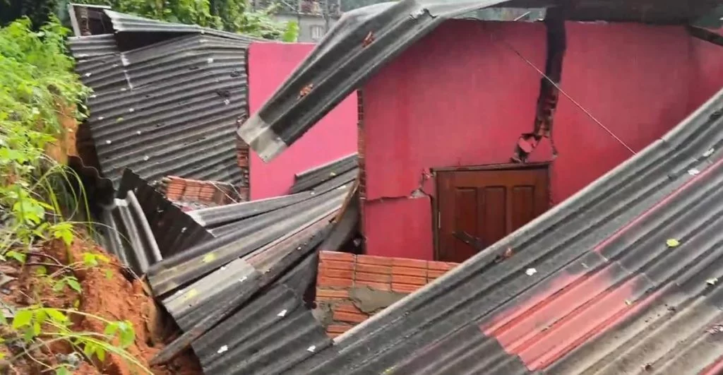 Chuva causa desabamento de casa e alagamento no bairro Redenção