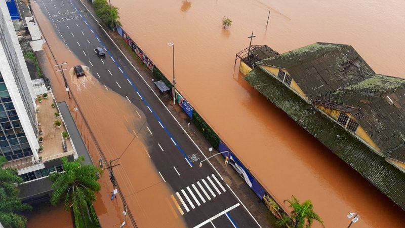 RS: Guaíba baixa para 5,19 m, mas bairros seguem sendo evacuados