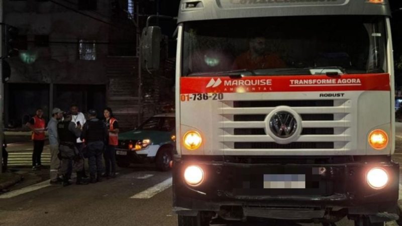 Mulher é atropelada por caminhão da coleta de lixo na Cachoeirinha