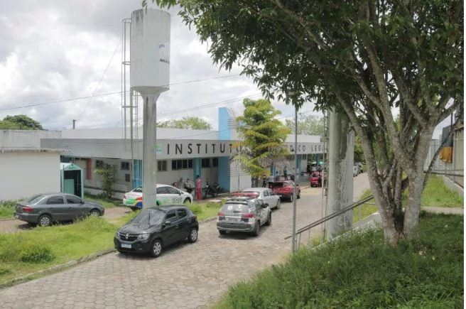 Dois morrem em acidente após tentarem desviar de incêndio em estrada no Amazonas