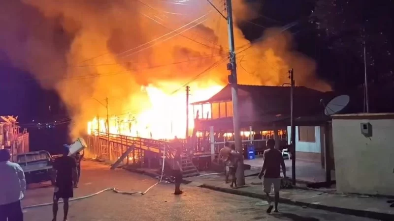 Em Nhamundá, incêndio de grandes proporções destrói casas e deixa feridos (vídeo)