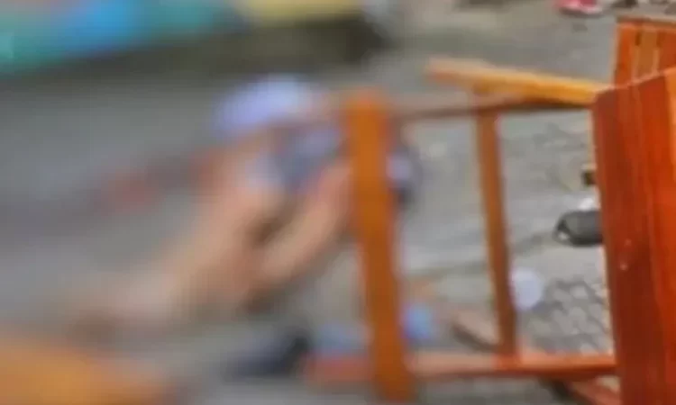 Homem é morto a tiros por dupla em moto enquanto lanchava na Praça da Glória