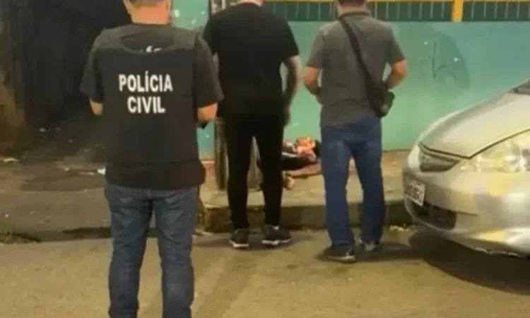 Moradores escutam tiros e encontram homem morto em frente de escola na Compensa