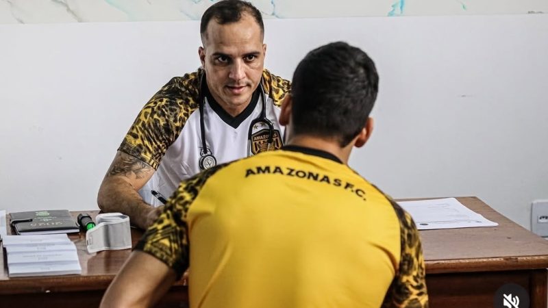 Médico do Amazonas FC fala sobre choque de cabeça em jogador e alerta para cuidados na prática esportiva; confira