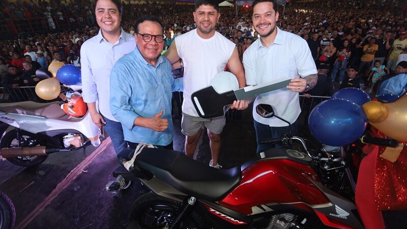 Adail Pinheiro anuncia décimo terceiro e antecipação de salários na Festa dos Servidores Públicos em Coari