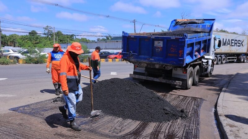 Serviço de manutenção asfáltica é executado pela Prefeitura de Manaus em via do Distrito Industrial