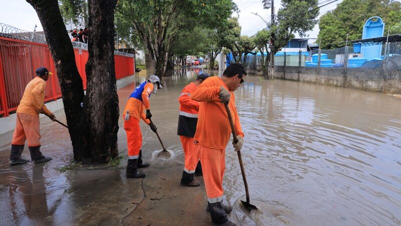 Prefeitura de Manaus realiza ação emergencial para desobstruir via no bairro São José Operário