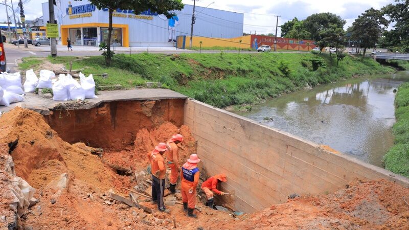 Prefeitura de Manaus realiza obra emergencial e contém erosão no igarapé do Passarinho