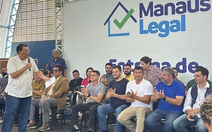 Elan Alencar participa da entrega de 1.500 registro de imóveis no bairro Coroado