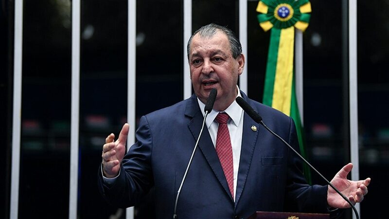 Em firme pronunciamento no Senado, Omar Aziz defende piso salarial para trabalhadores da educação